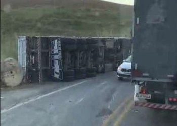Carreta sofre acidente e tomba com carga pesada de bobinas de aço na BR-459 