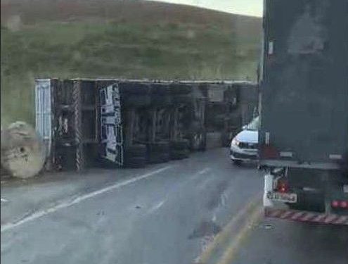 Carreta sofre acidente e tomba com carga pesada de bobinas de aço na BR-459 