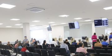 Equipamentos de proteção contra incêndio são levados ao terraço do Hospital Oncológico