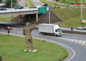 Em Pouso Alegre acidente mata mulher arremessada de carro e atropelada por um outro na BR-381