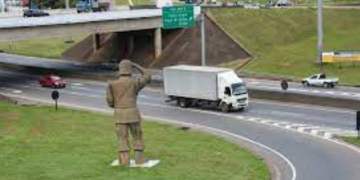 Em Pouso Alegre acidente mata mulher arremessada de carro e atropelada por um outro na BR-381