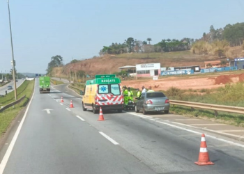 Acidente na BR-381 com moto e carro deixa um homem ferido em Pouso Alegre