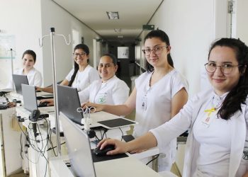 Carrinhos à beira-leito facilitam e agilizam atendimento de pacientes no HCSL