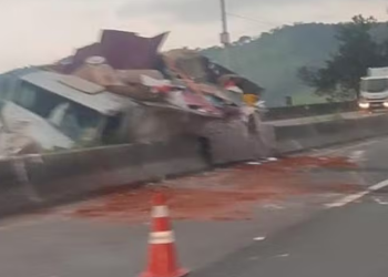 Em Cambuí carreta bate em veículo, atinge mureta e tomba na Fernão Dias