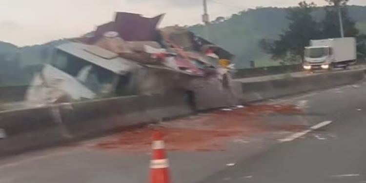 Em Cambuí carreta bate em veículo, atinge mureta e tomba na Fernão Dias