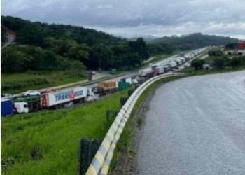 Caminhão tomba na BR-381 em Camanducaia e causa congestionamento de 8 km