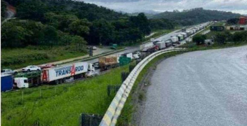 Caminhão tomba na BR-381 em Camanducaia e causa congestionamento de 8 km