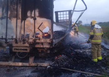 Carreta com linhas para tricô pega fogo na BR-267 entre Machado e Campestre