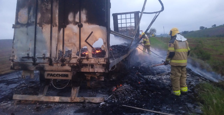 Carreta com linhas para tricô pega fogo na BR-267 entre Machado e Campestre