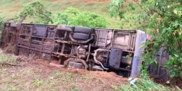 Ônibus de romeiros a Aparecida tomba e deixa pelo menos 15 feridos na MGC-267