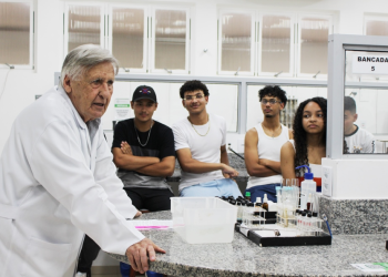 Alunos de Bela vista visitam Univás e assistem aula com coordenador do curso de Farmácia