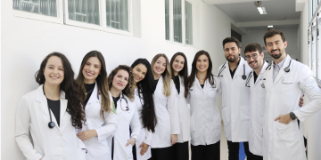 Ao se despedir dos preceptores, médicos residentes elogiam CHSL