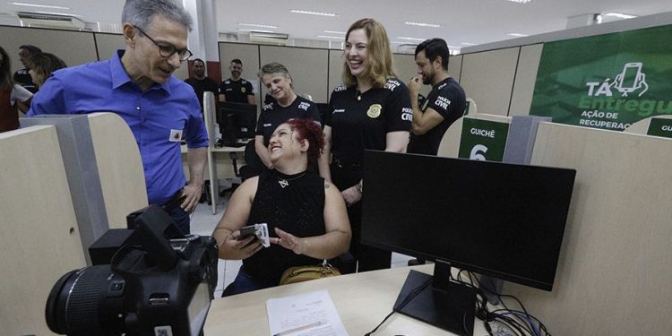 Governo de Minas promove a devolução de mais de 300 celulares recuperados em ação da Polícia Civil