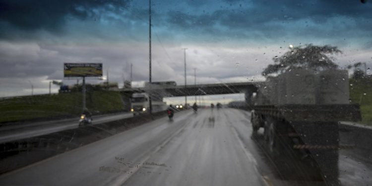 Chuvas aumentam riscos de acidentes nas estradas e revelam a precariedade das rodovias
