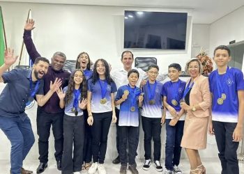 Estudantes da rede pública de Minas Gerais representam o país em competição de matemática na Tailândia