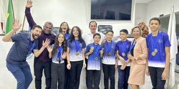 Estudantes da rede pública de Minas Gerais representam o país em competição de matemática na Tailândia