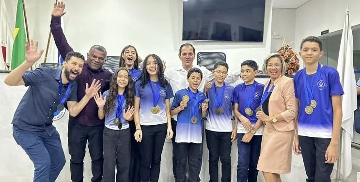 Estudantes da rede pública de Minas Gerais representam o país em competição de matemática na Tailândia