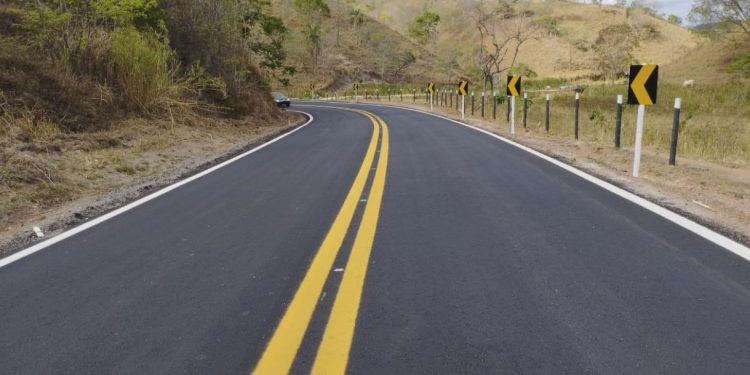 Governo de Minas vistoria rodovia MG-311, recuperada pelo programa Caminhos pra Avançar