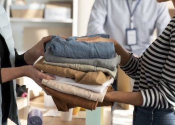 Receita Federal e Município de Poços de Caldas descaracterizam 7 mil peças de vestuário para doação