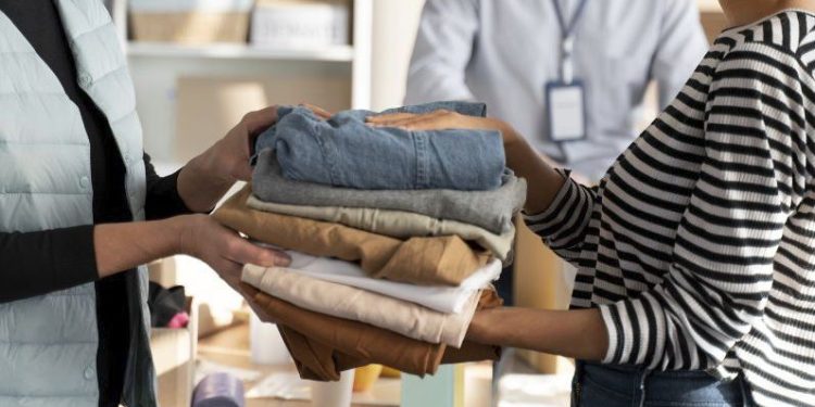 Receita Federal e Município de Poços de Caldas descaracterizam 7 mil peças de vestuário para doação  