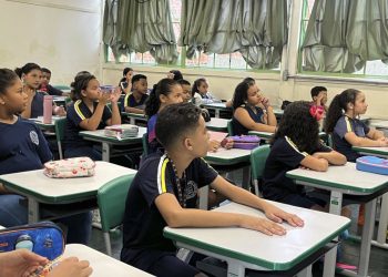 Secretaria de Educação acompanha início do ano letivo 2025 em escola do Trilhas de Futuro nas Escolas