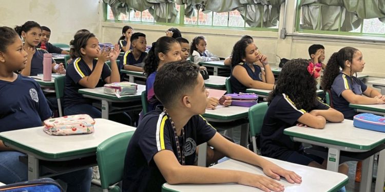 Secretaria de Educação acompanha início do ano letivo 2025 em escola do Trilhas de Futuro nas Escolas