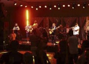 Palácio do Samba reúne milhares de visitantes no Carnaval da Liberdade 2025