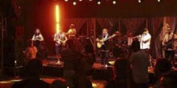 Palácio do Samba reúne milhares de visitantes no Carnaval da Liberdade 2025