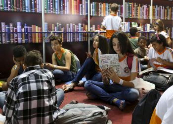 Estudantes e professores da rede pública estadual vão receber vales-livros