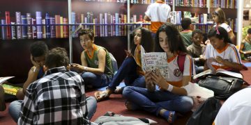 Estudantes e professores da rede pública estadual vão receber vales-livros