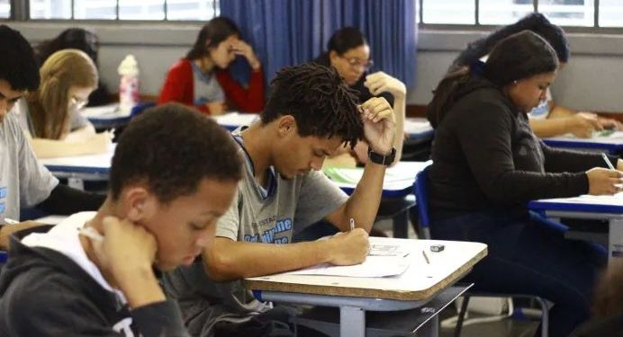 Prazo para estudantes mineiros solicitarem isenção da taxa do Enem é prorrogado até sexta-feira (2/5)