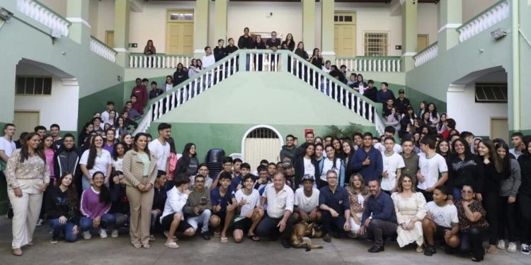 Governador de Minas vistoria escola estadual tombada em Passa Tempo