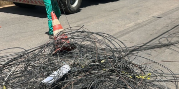Cemig retira 3,6 toneladas de cabos de telecom irregulares em postes neste ano