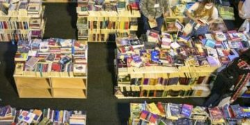 Governo de Minas distribui mais de 17 mil vales-livros para estudantes