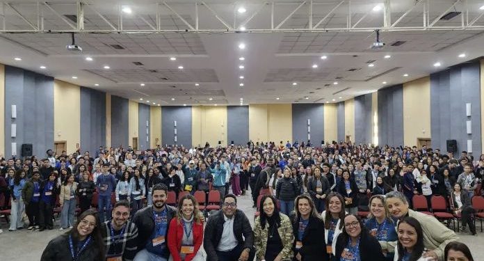 Estudantes da rede estadual participam de formação para intercâmbio pelo Passaporte Mineiro