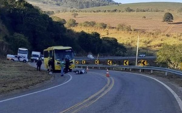 Motociclista morre em colisão com ônibus na rodovia MG-173