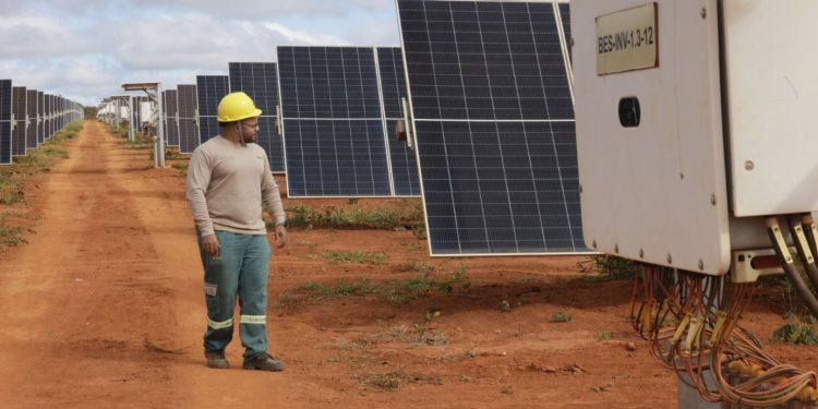 Governo de Minas e Cemig inauguram usina de grande porte no Norte de Minas