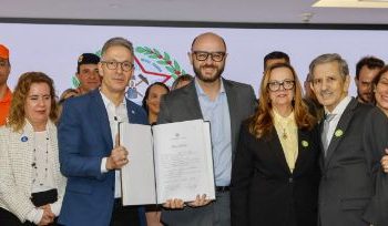 Governador empossa novo secretário de Educação de Minas Gerais