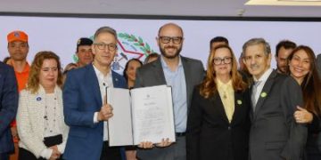 Governador empossa novo secretário de Educação de Minas Gerais