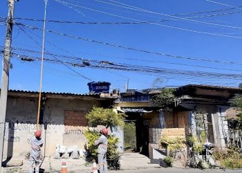 Cemig retira centenas de objetos presos à rede elétrica