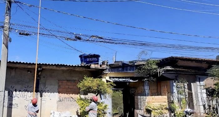 Cemig retira centenas de objetos presos à rede elétrica