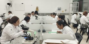 Aula prática em laboratório Enfermagem do CJPII trabalha responsabilidade