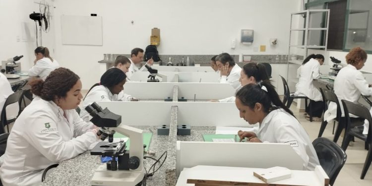 Aula prática em laboratório Enfermagem do CJPII trabalha responsabilidade