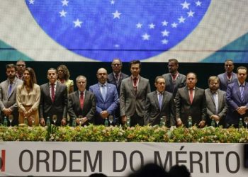 Vice-governador de Minas participa da cerimônia da Ordem do Mérito Legislativo
