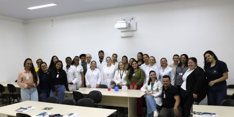 Colaboradores da FUVS participam de palestras sobre educação financeira