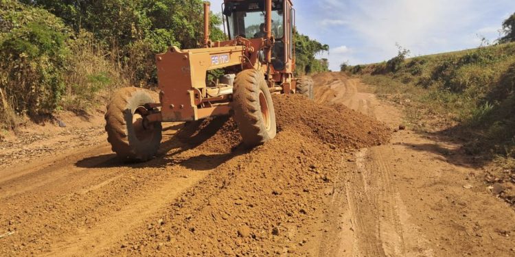 DER-MG intensifica manutenção em rodovias não pavimentadas da região