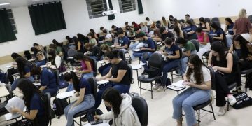 Acadêmicos fazem Prova Integrada do curso de Farmácia na Univás