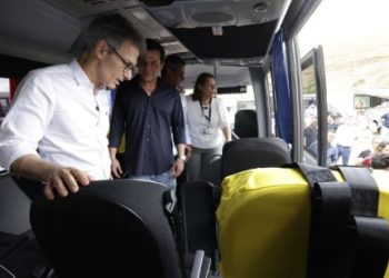 Governo de Minas entrega nove micro-ônibus para saúde em Bicas