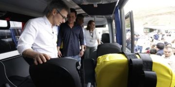 Governo de Minas entrega nove micro-ônibus para saúde em Bicas