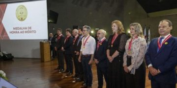 Governo de Minas homenageia personalidades do estado com Medalha de Honra 